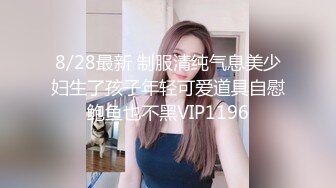 美美的白嫩肌肤的妹子和男友开车摸奶子内裤都没穿还是无毛小逼