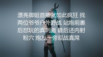 极品CP✅魔手》疯狂大胆坑神躲进商场女_厕独占一个坑位隔板缝中偸_拍各种B形妹子方便▲极限特写镜头快要碰到B了 (7)