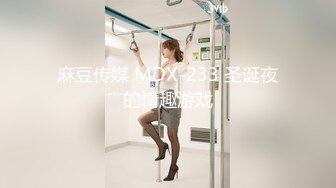 身临其境的【VR系列】之性感高挑牛仔裤女孩在你面前舔你鸡巴劈开双腿插入