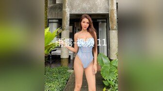 好闺蜜陪新娘子一起来试婚纱主动现奶子