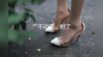 重庆林允高颜值美女OL装诱惑短裙黑丝，脱衣舞扭动开档丝袜翘起屁股，沙发上张开双腿掰穴，手指扣弄毛毛非常浓密