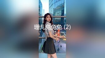 原创沙发上的丝袜少妇