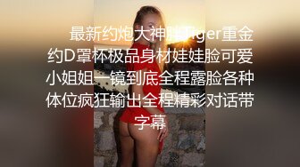  两个小哥调教三个粉嫩萝莉激情大秀，全程露脸好刺激两个舔乳头一个舔鸡巴