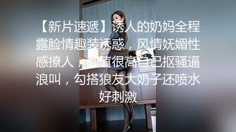 妹子面带笑容傍晚就在大马路上边走边自拍宽衣解带