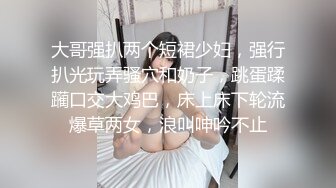 白皙性感的美女嫩模艾栗栗被3男高价钱约到公寓啪啪,同时伺候3人忙不过来,每次只能被2人同时插.