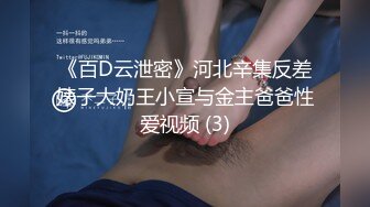 无良女技师在给女顾客做服务的时候开直播偷拍精油推奶子，上厕所功夫露脸漏自己的奶子尿尿给狼友看跳弹塞逼