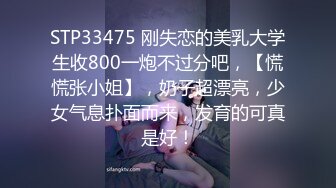   颜值妹子特写逼逼上厕所尿尿，出租屋里丝袜美腿和男友无套啪啪，姿势很多