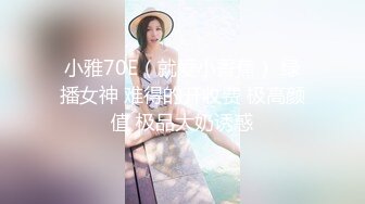 《极品CP魔手外购》坑神潜入某单位女厕隔板缝中实拍超多小姐姐方便，赤裸裸逼脸同框，妹子对着镜头看半天都没发现异常 (5)