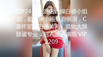 把所有的淫水都放在一个玻璃杯里，然后把丝袜挂起来