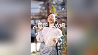 【新片速遞】苗条女孩给男友口交直接尿嘴里真是重口味性爱掰开阴道尿液出来喷了一床精液尿液弄了一身