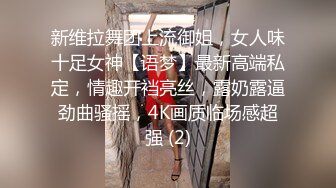 黑丝露脸老骚逼伺候屋里的三个男人，真鸡巴骚主动口交上位激情抽插，躺在地上被大哥轮番爆草