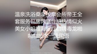 风骚大学生看着骚姐姐和好妹妹被大哥蹂躏爆草，还站后面摸奶子好刺激，两个骚逼被蒙面大哥轮草抽插浪叫不止