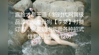 淫荡熟女富婆让肌肉男肏老骚逼，还自己用手机拍给她舔逼