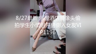  很OK的小女人全程露脸撩骚狼友，听指挥去玩弄哥哥的大鸡巴，冲洗干净舔鸡巴舔蛋