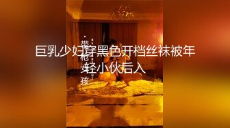  黑丝女仆两个年轻的小骚妹让两小哥床上玩弄，大姨妈都来了还骚呢