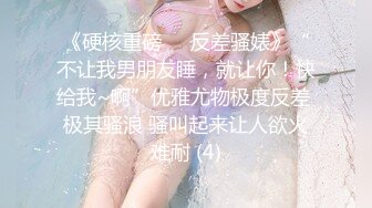   骚货女邻居，撅起屁股在客厅等着我后入，干净的身体却如此下贱