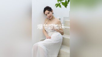 酒店偷漂亮风韵熟女，被人家老公上门捉奸，急忙爬窗口出掉了下去，看这房间还挺高的不死也惨了，熟女挺淡定！