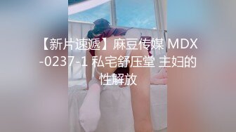  骚女酒店开房两男一女3P淫乱大战，跪地两根JB轮流着交，埋头交前后一起操，大屁股上位骑乘极度淫骚