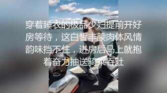 极品露脸反差淫妻！推特丰腴白皙大屁股绿帽癖骚妻Kaovagina找单男3P，开视频直播给老公看她被野男人肏 (1)