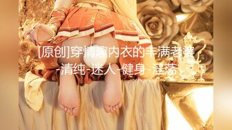 168CM美腿小妞，笑起来舔一脸呆萌，扒掉裙子内裤，蹲着吸屌活很不错