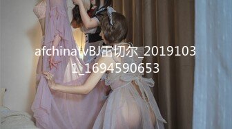 偷窥美容院，风韵老板娘关门和俩儿子床上玩手机，不知怎地妈妈就去玩了下儿子小鸡鸡，随后又玩手机了 牛啊这妈妈！