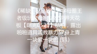  俊男靓女激情3P玩弄风骚小母狗，渣男接了杯尿给骚逼喝真淫荡，一起鸳鸯浴