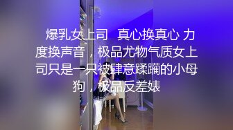 商场女厕近距离偷窥牛仔短裤少妇的多毛小黑鲍