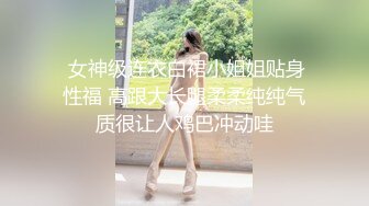 偷拍脚踩恨天高的美女小黑B