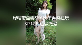 丰满肉嘟嘟的胖妹子两个吊钟奶子，沙发上露脸