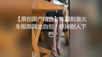 冒死爬上气窗偷窥白白嫩嫩的少妇洗澡