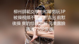 -黑丝爆乳骚妈勾引儿子在高铁卫生间里草逼