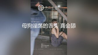 程程小萝莉户外大马路上被渣男调教，户外爬行打屁股玩奶子，弄她性感的无毛骚逼，深夜里的尖叫真刺激