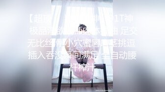 【新片速遞】 【调教小女友】苗条贫乳粉嫩小姐姐 ，乳夹项圈自舔手指 ，无毛超嫩粉穴 ，骑在上位 ，大屌抽插屁股爆操