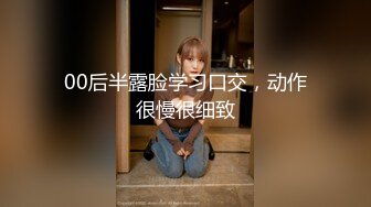 最近很火的高颜值女主播跟网友玩牌 输了脱光衣服秀紫薇