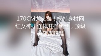 偷拍极品女生如厕，来姨妈了，居然还闻一闻姨妈巾