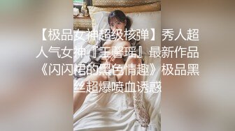 美艳骚妇化好妆陪狼友发骚，全程露脸很是诱惑，表情好骚乳夹小铃铛，道具抽插骚穴，淫水多多叫的骚精彩刺激