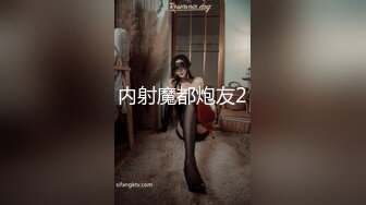 红唇妹子和炮友啪啪，舔奶扣逼毛毛浓密特写抽插后入猛操