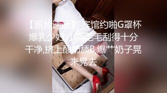 邪恶的房东暗藏摄像头偷窥白嫩的少妇洗澡