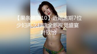 超棒女神丰乳肥臀有点妖艳，翘起屁股特写电臀，一线天极品馒头穴