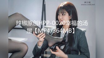 [B2E8] 三男两女居家乱交Party,俩小母狗翘着蜜桃臀等待大J8的进入,场面疯狂,呻吟声不断