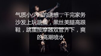 《重磅炸弹?极限挑战》推特顶级露出艺术家，极品身材美少女白虎嫩妹【娜娜a真爱屋】地铁景区人群前各种露出，被小哥哥发现好尴尬