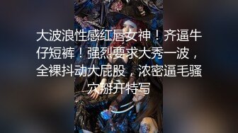  乖乖的大奶少女给大哥撸起大鸡巴挨草，无套插入骚穴，配合小哥多体位蹂躏抽插