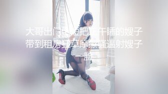  骚货老婆巨无霸自慰，老公的小鸡巴已满足不了需求，老公手拿假屌帮忙插！