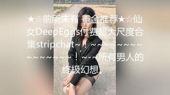 忽悠女顾客做特殊服务，让小哥玩起了双飞，黑丝露脸口交大鸡巴给小哥舔乳头，两个骚逼让小哥干的神魂颠倒